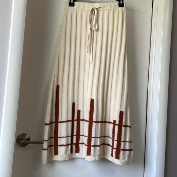 ⭐️ GORGEOUS and Unique Skirt - Picture 3 of 10